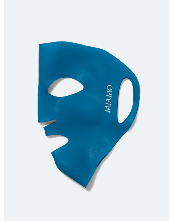 Maschera in silicone dal colore blu piegata a metà e inquadrata di profilo. Lo sfondo è bianco