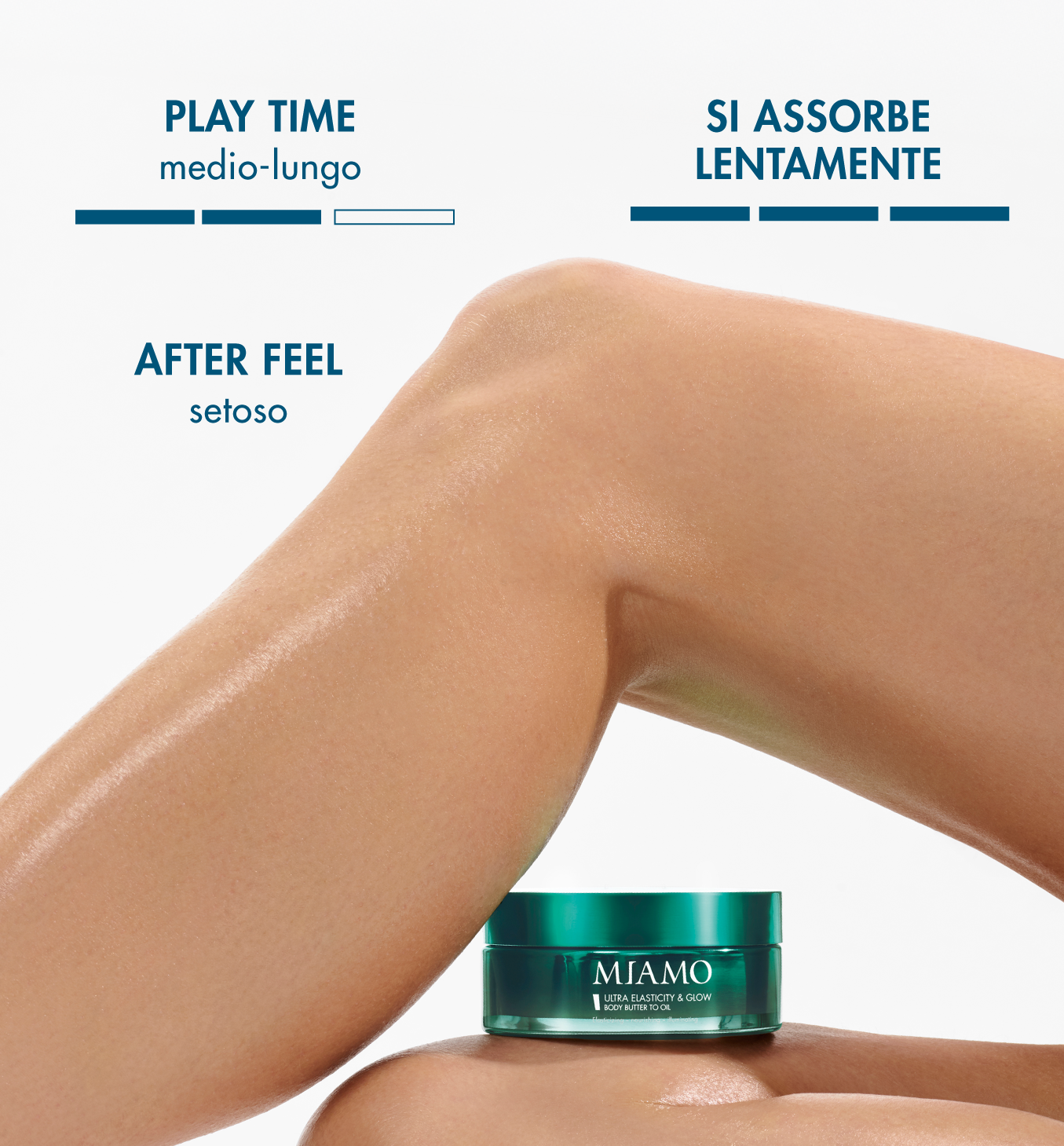 Vasetto aperto di AGE REVERSE MASQUE con tappo color argento appoggiato su un lato