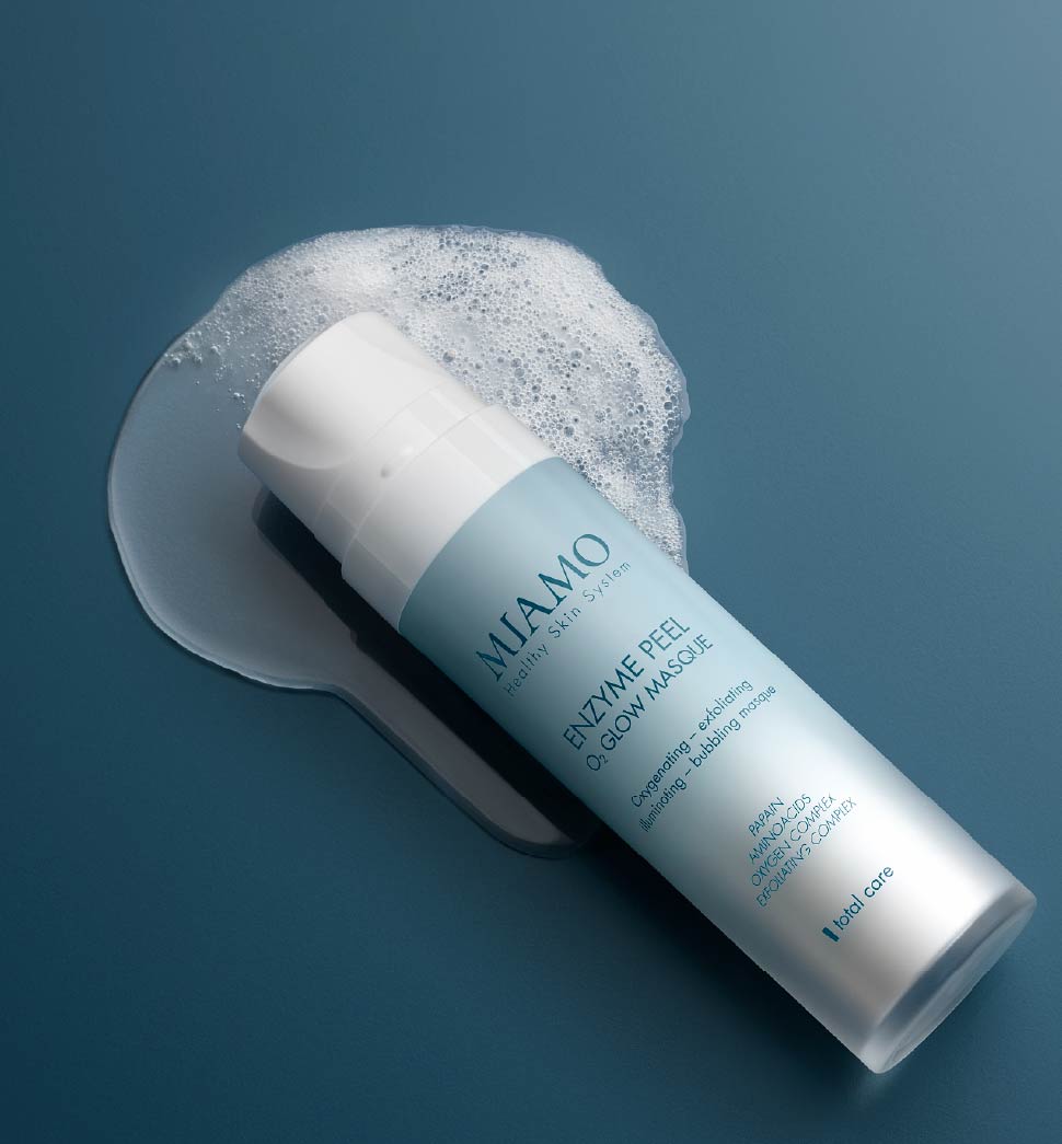 Vasetto aperto di AGE REVERSE MASQUE con tappo color argento appoggiato su un lato